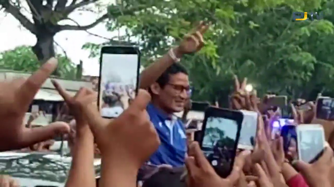 Ribuan Masyarakat Tirtajaya Karawang Sambut Sandiaga Uno - YouTube