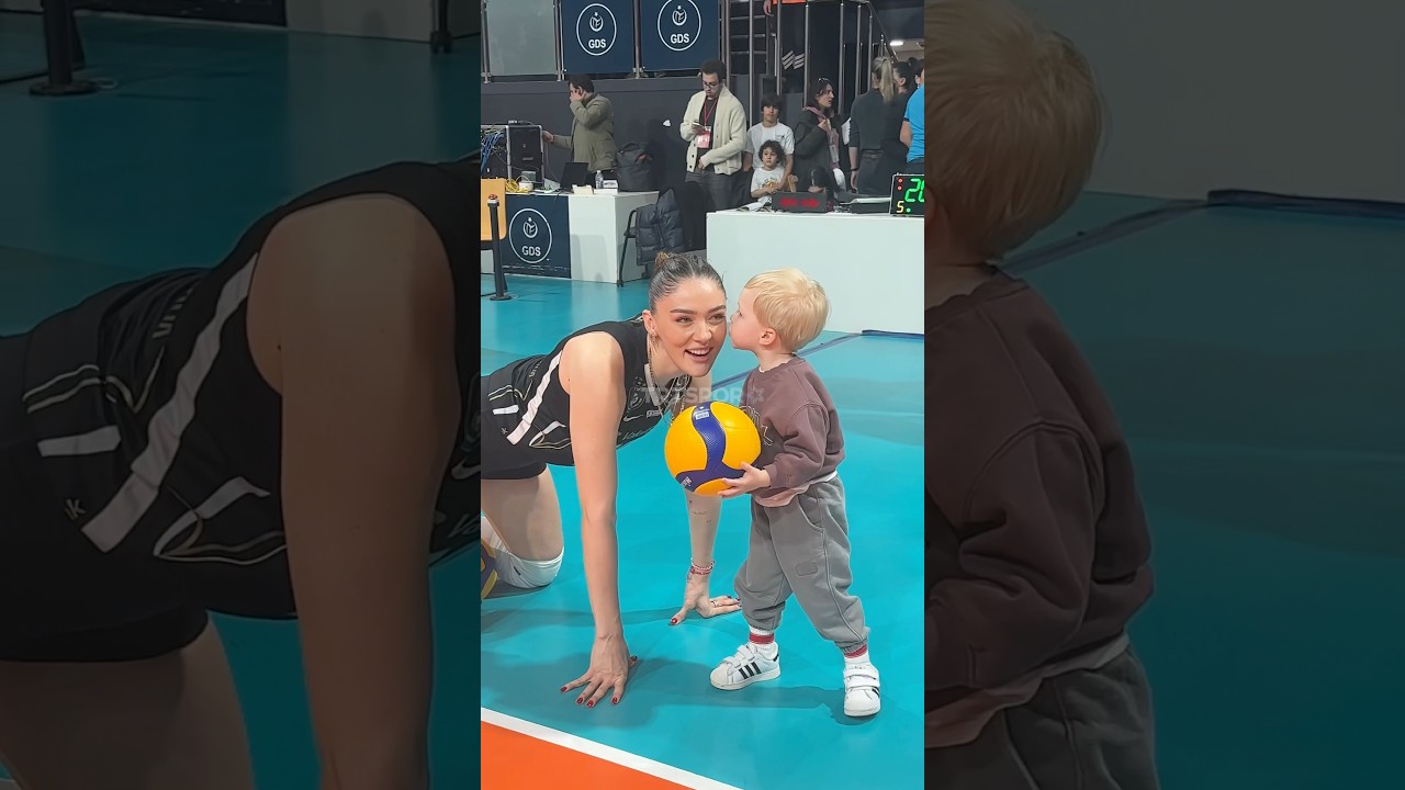 Zehra Güneş, yeğenini voleybol oynamaya ikna etmeye çalışıyor. 😅#TRTSporDijital