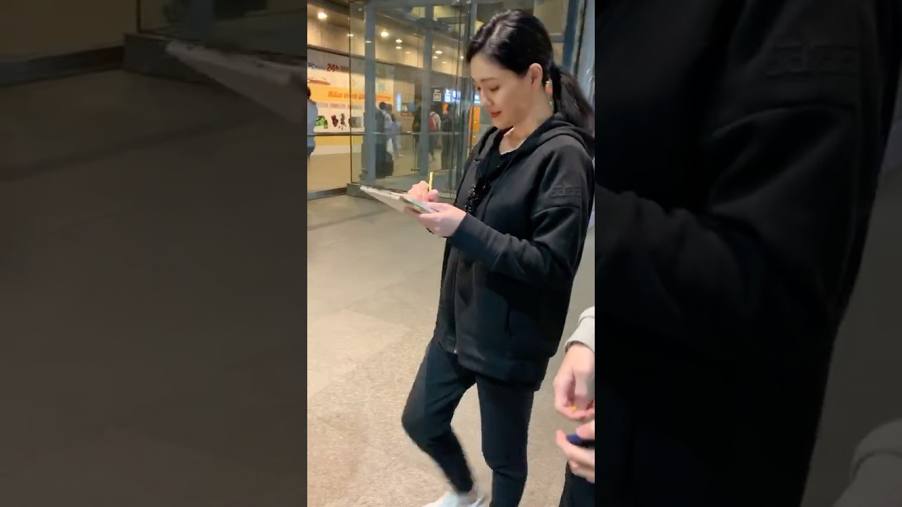 大S徐熙媛台中高鐵站為Fans簽名