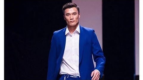 Bùi Tiến Dũng trổ tài diễn catwalk đốn tim fan nữ