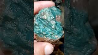 حجر الفيروز او الفيروزاج نوع من انواع الأحجار الكريمة ولونه يتراوح ما بين الأخضر الفاتح والأزرق السم