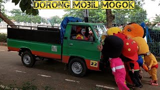 ondel - ondel dan badut mampang  dorong mobil mogok // badut baik