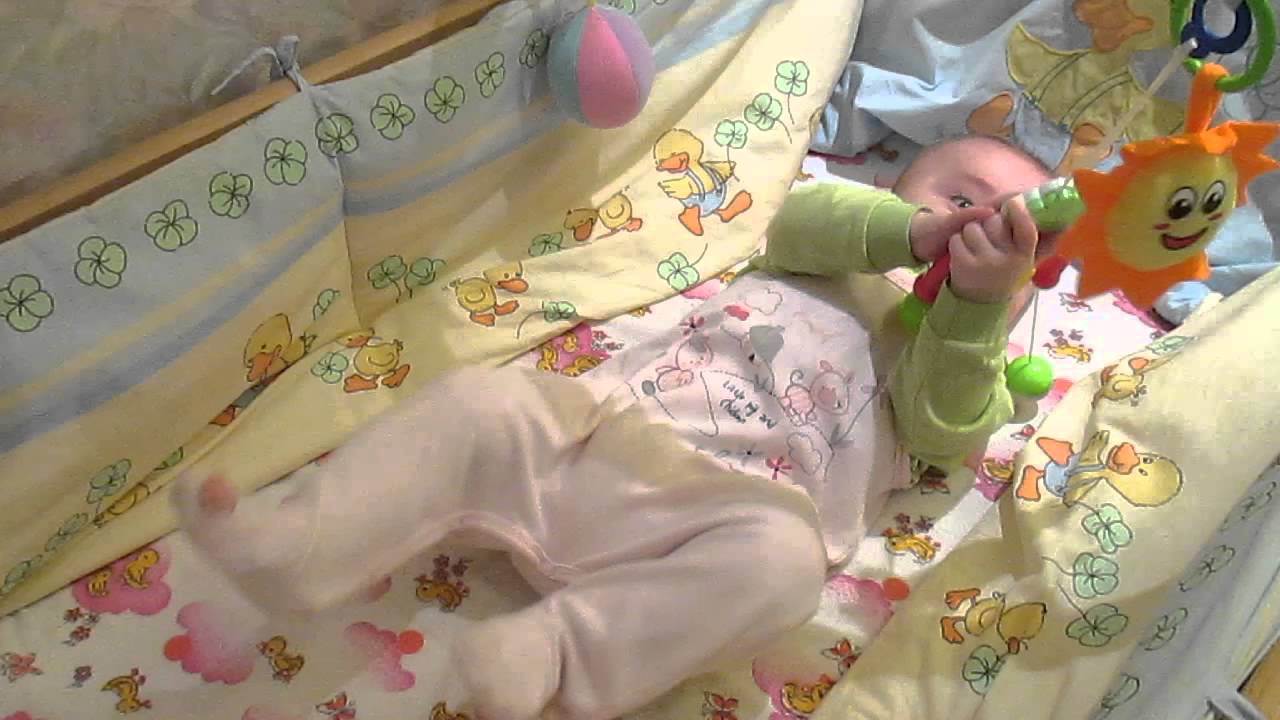 Ребенок в 5 месяцев видео. Ребёнок в 1 месяц подергивается ногами. Малыш дергается руками и ногами. Ребёнок в 1 месяц подергивает ножки. Ребёнок дрыгает ногами и руками в 4 месяца.