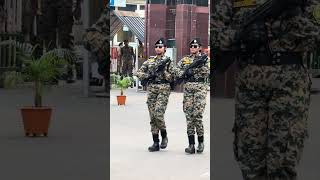 সীমান্তে নজর কাড়ল বিজিবি-বিএসএফ নারী সৈনিকদের প্যারেড! 🇧🇩🇮🇳