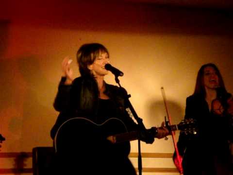 Pam Tillis - 'Two Dollar Hat' (Live in Ireland Apr...