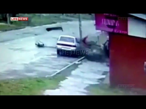 Водитель и пассажир остались живы после того, как огромный контейнер раздавил автомобиль
