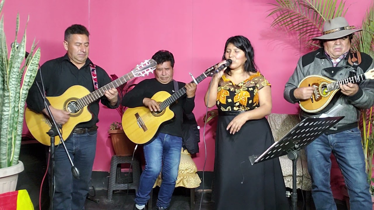 camióncito rojo y blanco July del Perú