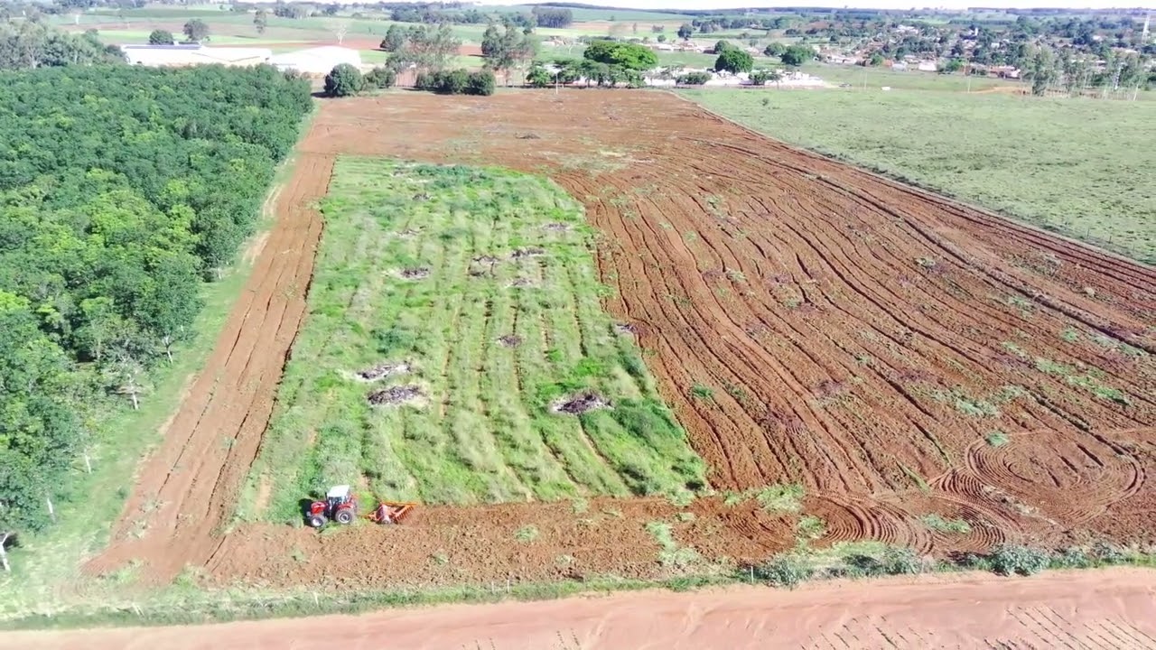 Gradeando terra ( MF4410 )