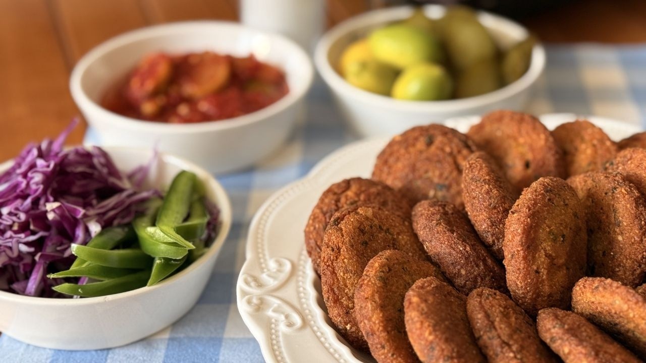 فلافلThe Crispiest Falafel Sandwich Ever! | Easy Middle Eastern Street Food Recipe