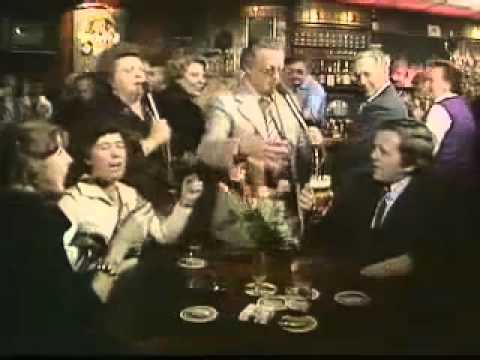 \"Speel piano en ik trouw met je!\" — lachte de miljardair... tot de Joodse vrouw haar talent toonde.