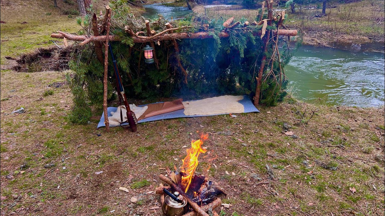 Güzel bir Dere Kenarında Dallardan Barınak Yapımı
