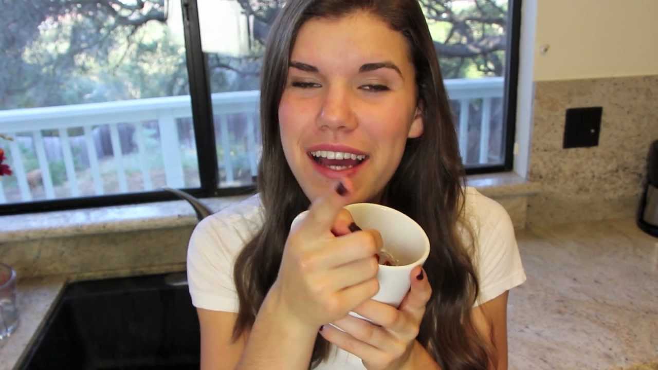 Cambria's Kitchen: 60 Second Brownie!