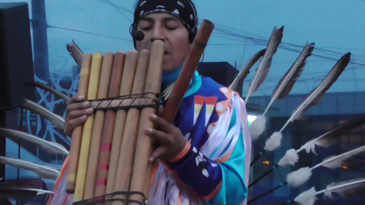 Индеец играющий на улице. Индеец играет на флейте. Этно флейта. Эдисон Рунас индеец.