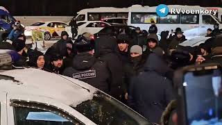Более 80 мигрантов напали в Москве на полицейских, пытавшихся задержать водителя. Читайте описание.