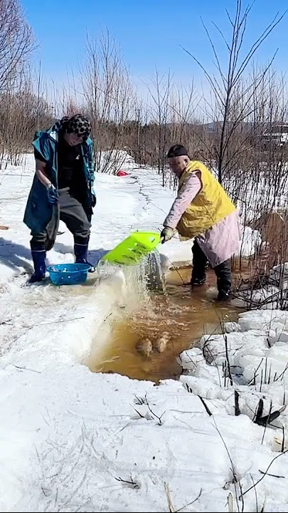 Amazing Survival Skills: Innovative Method of Fishing Through Ice in Extreme Winter Conditions'