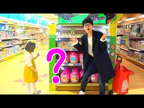 Boram jugando al escondite en la juguetería. 보람이의 숨바꼭질 놀이
