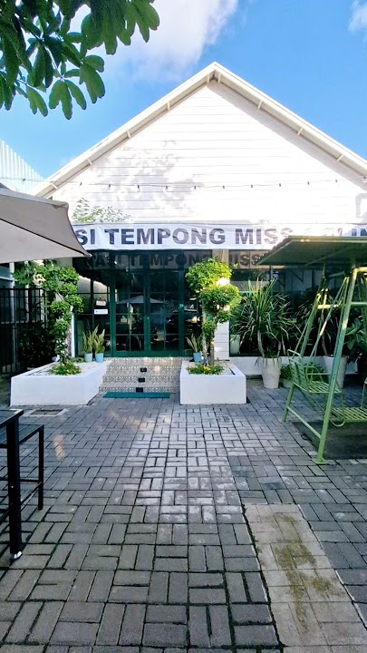 Tanaman hias di depan nasi tempong mbok celin 😊