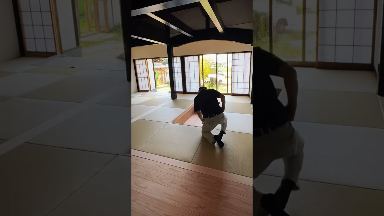 Laying new tatami mats in the renovated living room of the Itoshima Crossing kominka 👌✨