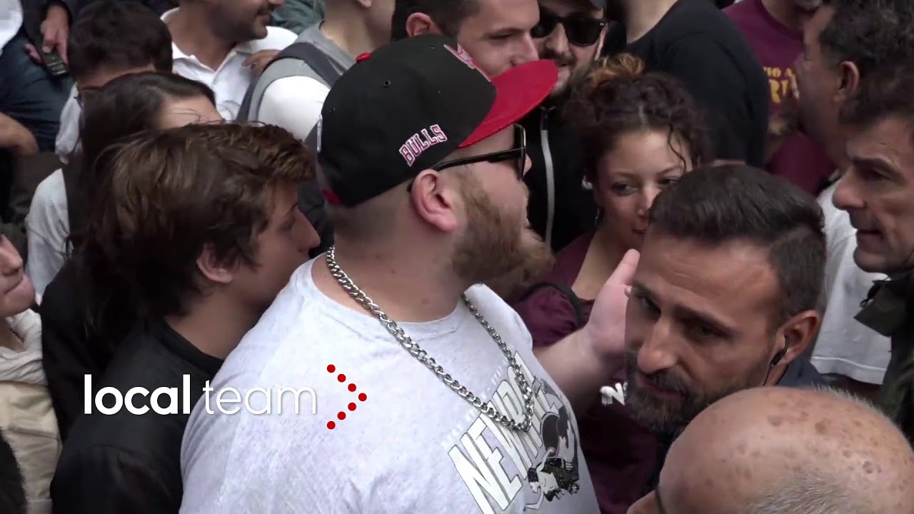 Napoli, corteo contro Salvini bloccato dalla polizia: manifestanti lanciano monetine