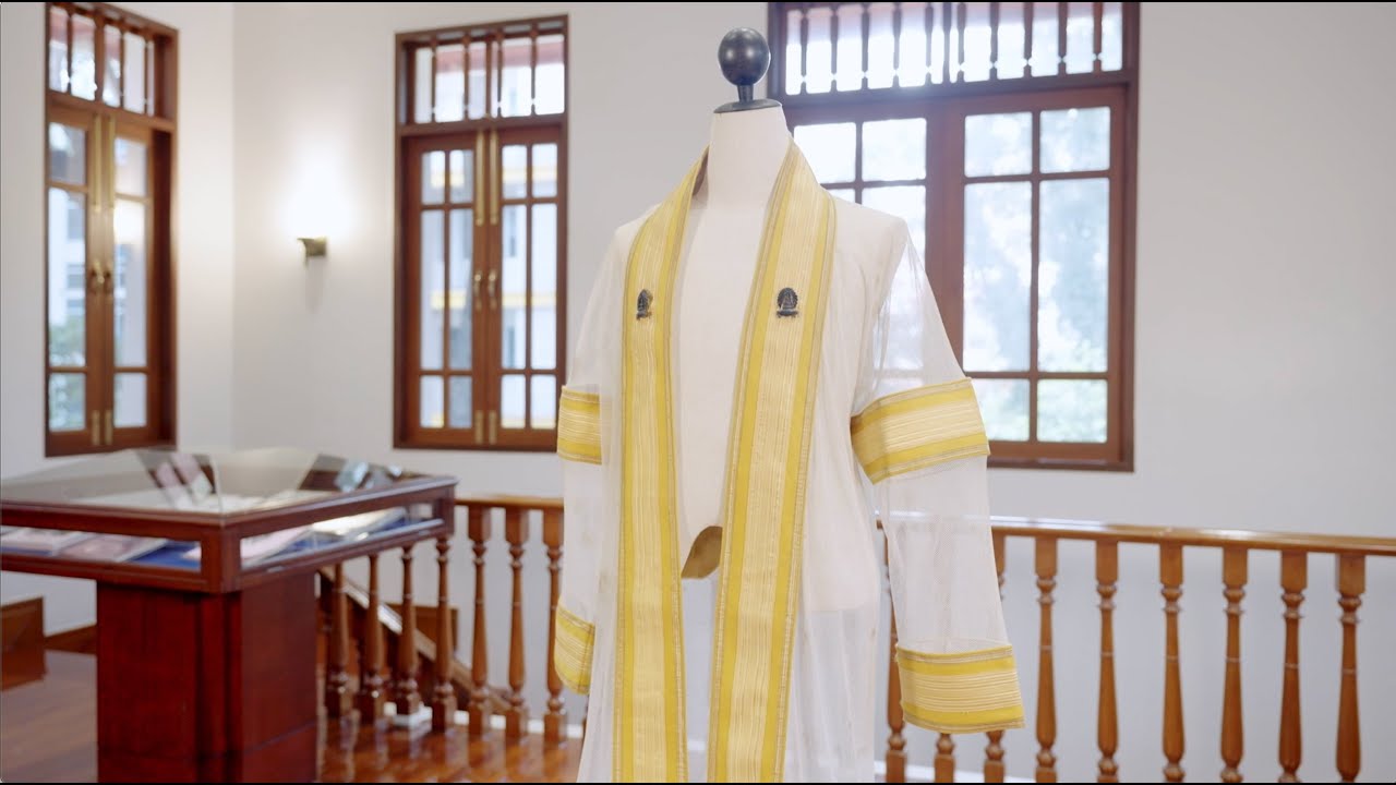 ถวายฉลองพระองค์ครุยพระบรมราชูปถัมภก แด่ พระบาทสมเด็จพระเจ้าอยู่หัว รัชกาลที่ 10