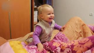 Ребёнок разговаривает на своём языке. Очень смешно Смотреть до конца