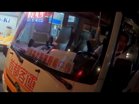 職業駕駛瘋狂跳針：綠燈左轉我沒違規捏...可是大哥那裡是槽化線==