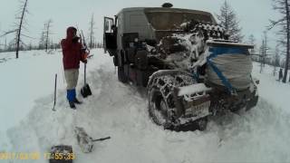 Встретили в тундре... никогда не догадаетесь! Заднеприводной МАЗ! Отчаянный мужик!