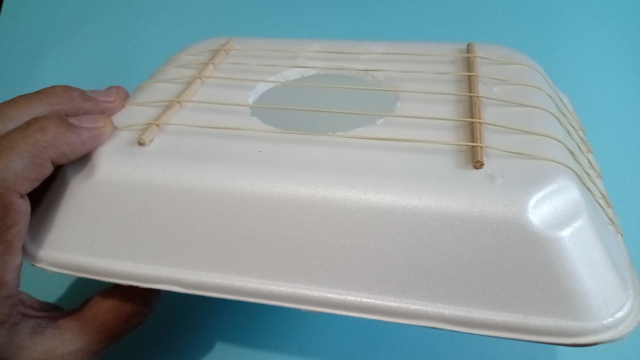 Como fazer um instrumento musical de cordas muito fácil com materiais ...
