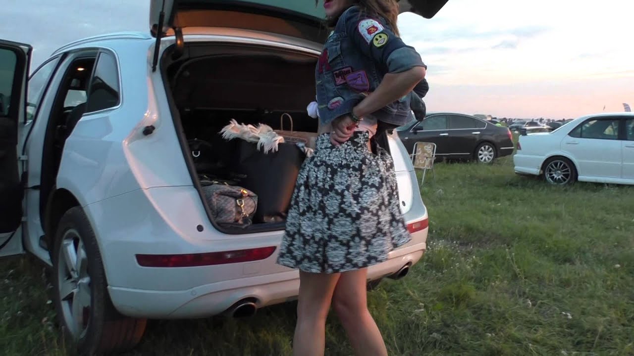 Девушка переодевается в машине. Переодевается в авто. Девочки переодеваются. Переодевание на ходу