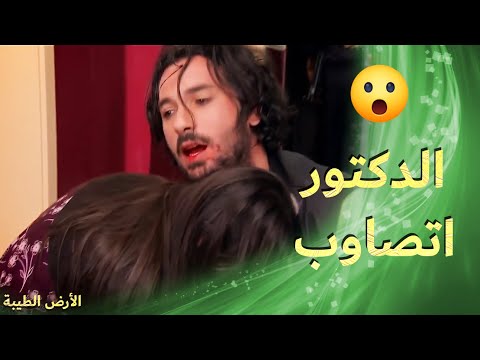 الدكوتور طارق اتصاوب هو وعم يحاول ينقذ عدنان الأرض الطيبة 