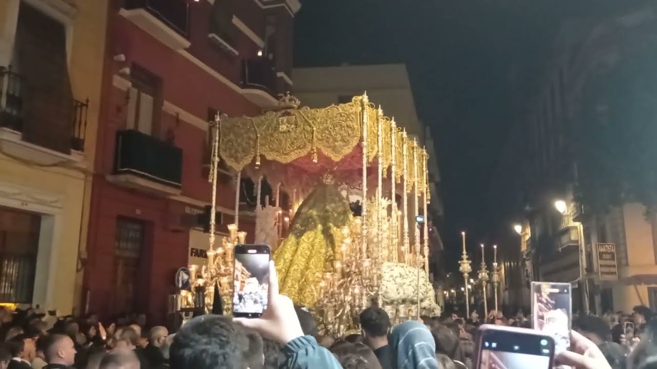 La Esperanza Macarena en la calle Trajano. La Madrugá 2025, Sevilla.