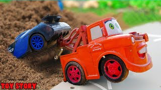 Toy Story: "Siêu" Máy Xúc Trừng Trị Xe Ôtô Xấu Tính | Đồ Chơi Trẻ Em Tiếng Việt