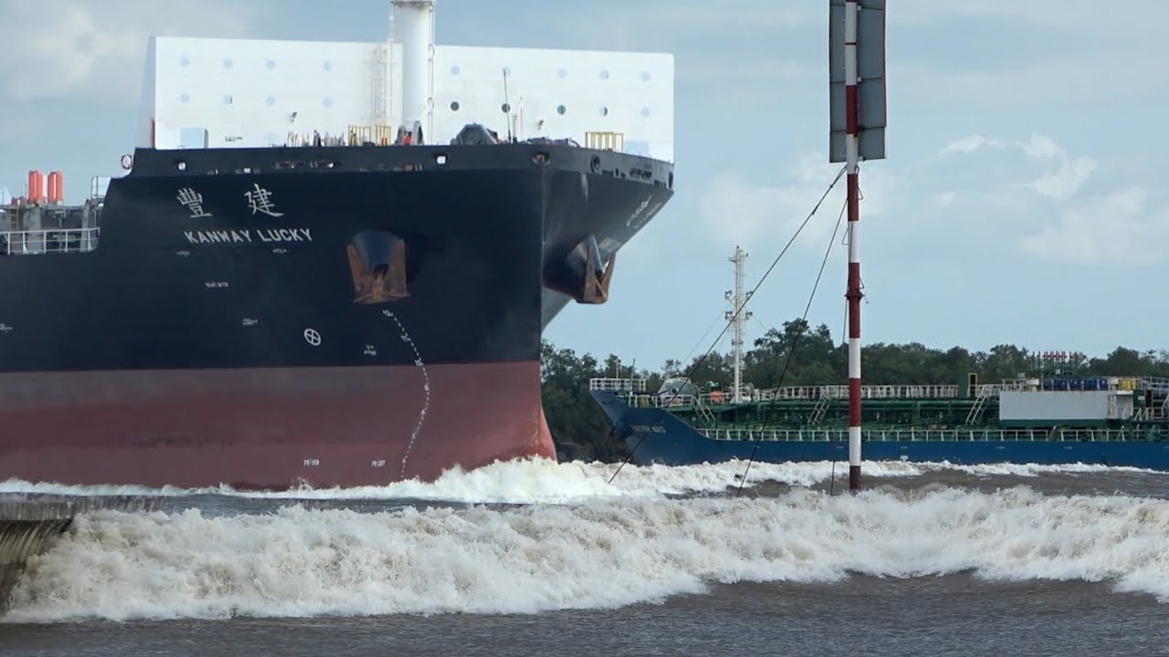 🔵 Epic Wake Action! Big Container Ship Throws Huge Wake in a Narrow Channel