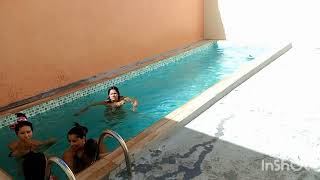 Banho De Piscina Em Família