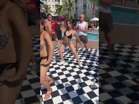 Bikinili kızların erotik dansı