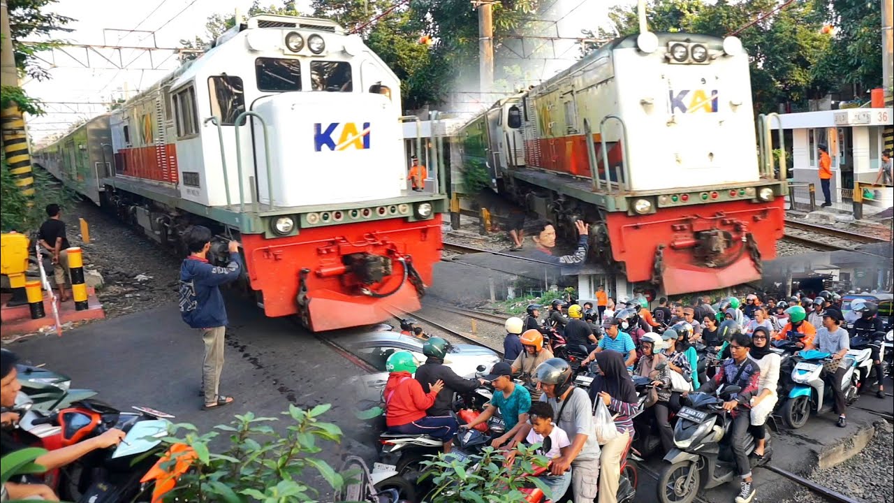 🔴Terjadi detik detik perlintasan kereta jalur sibuk gang sentiong,kereta api panjang, perlintasan..