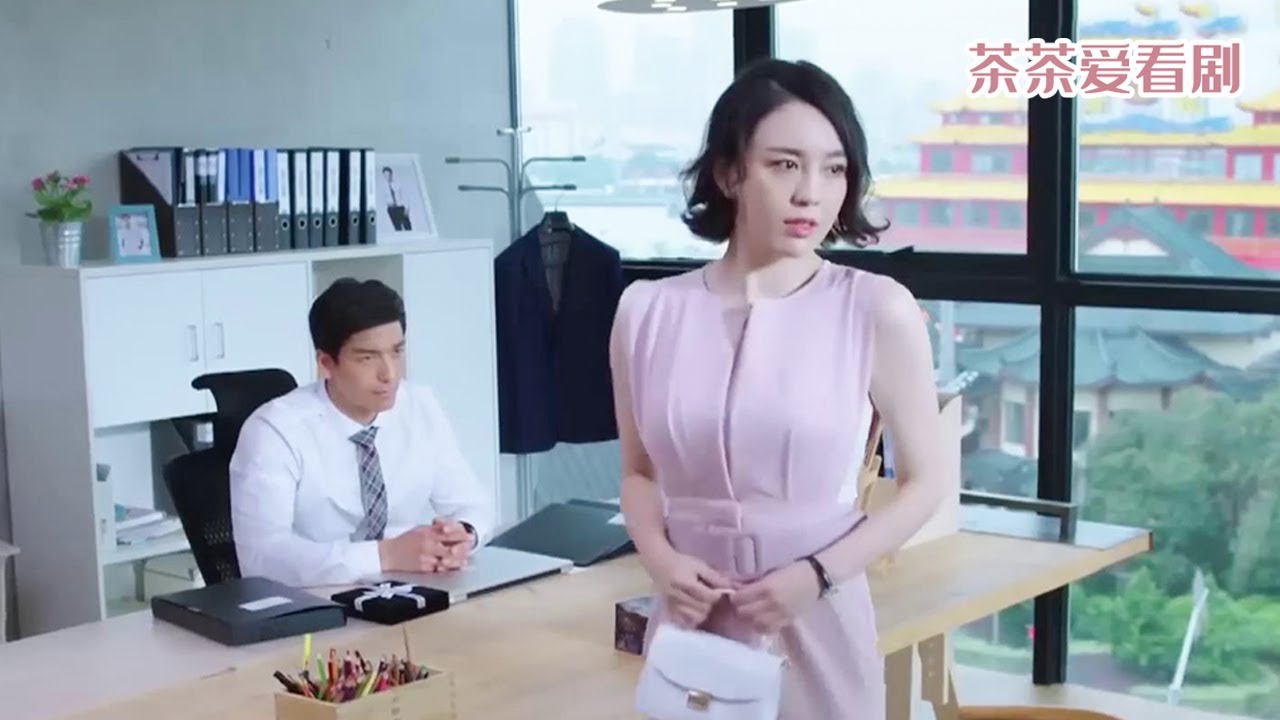 Генеральный директор только милый со своим помощником и отказывается от ухаживания за интригующей же