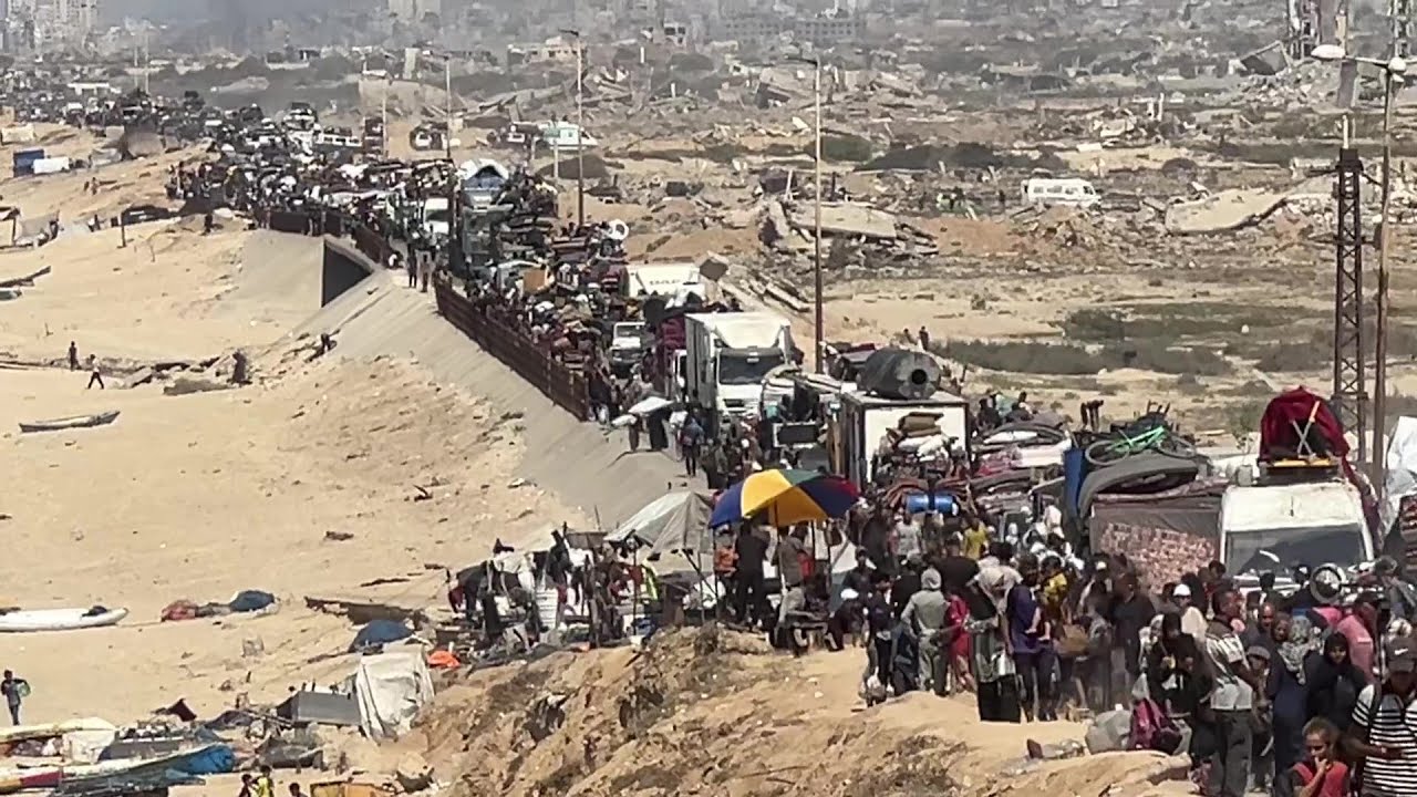 آلاف الفلسطينيين يجبرون على النزوح من مدينة غزة هرباً من القصف الإسرائيلي العنيف