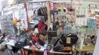 Armed robber threatens to kill clerk in La Marque
