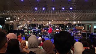 Amir Hassan performs a cover of Akad in Pesta Raya 2019