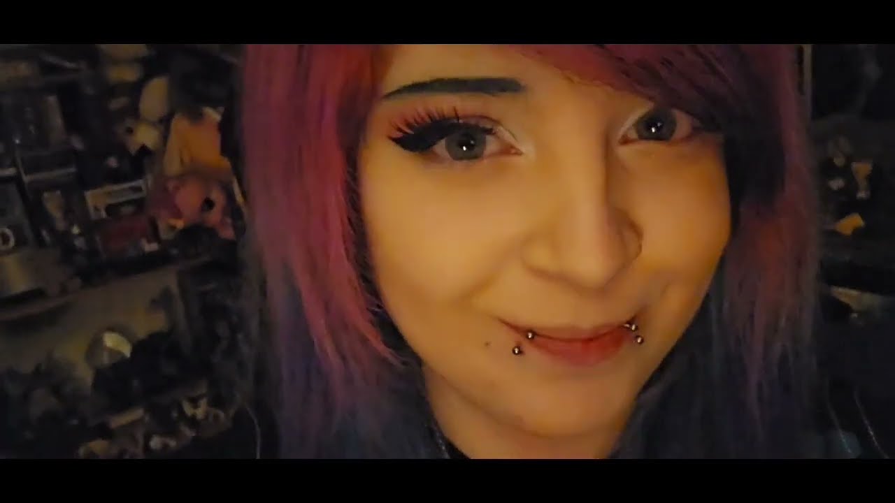 Вроде бы обзор комнаты, вроде бы видеоблог о нарядах.