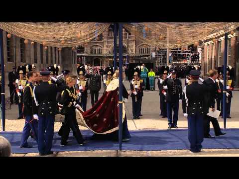 Het militair ceremonieel tijdens de troonswisseling