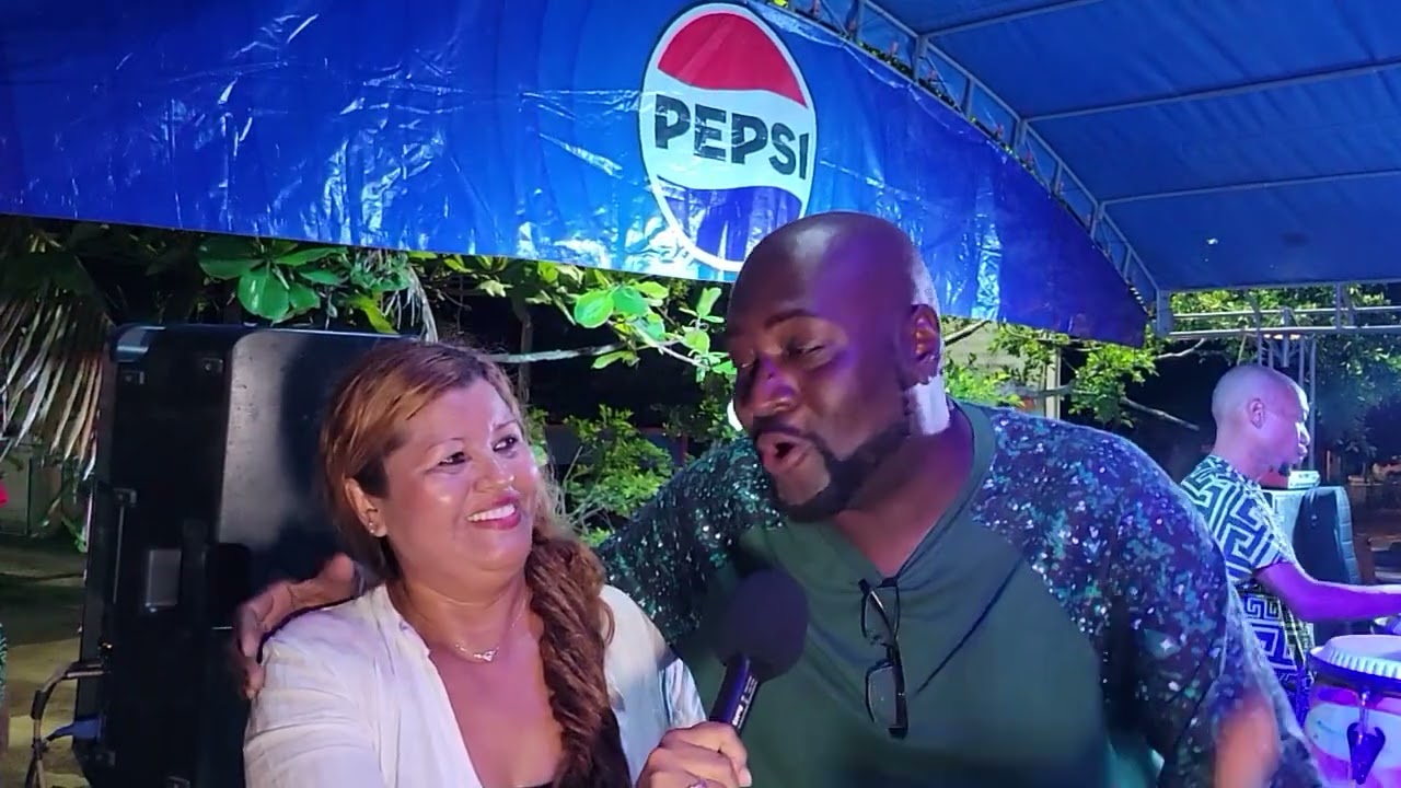 Con uno de los Integrantes de los Hermanos Arriolas  de Honduras