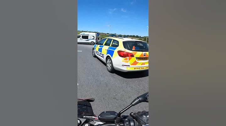 Filtering past the police at a roundabout in the uk 🇬🇧