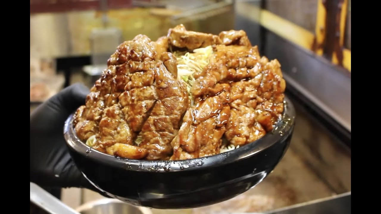 If you FINISH EATING the 2100g pork bowl in 30min, it is free!! Can you do it !? |japanese food|pig