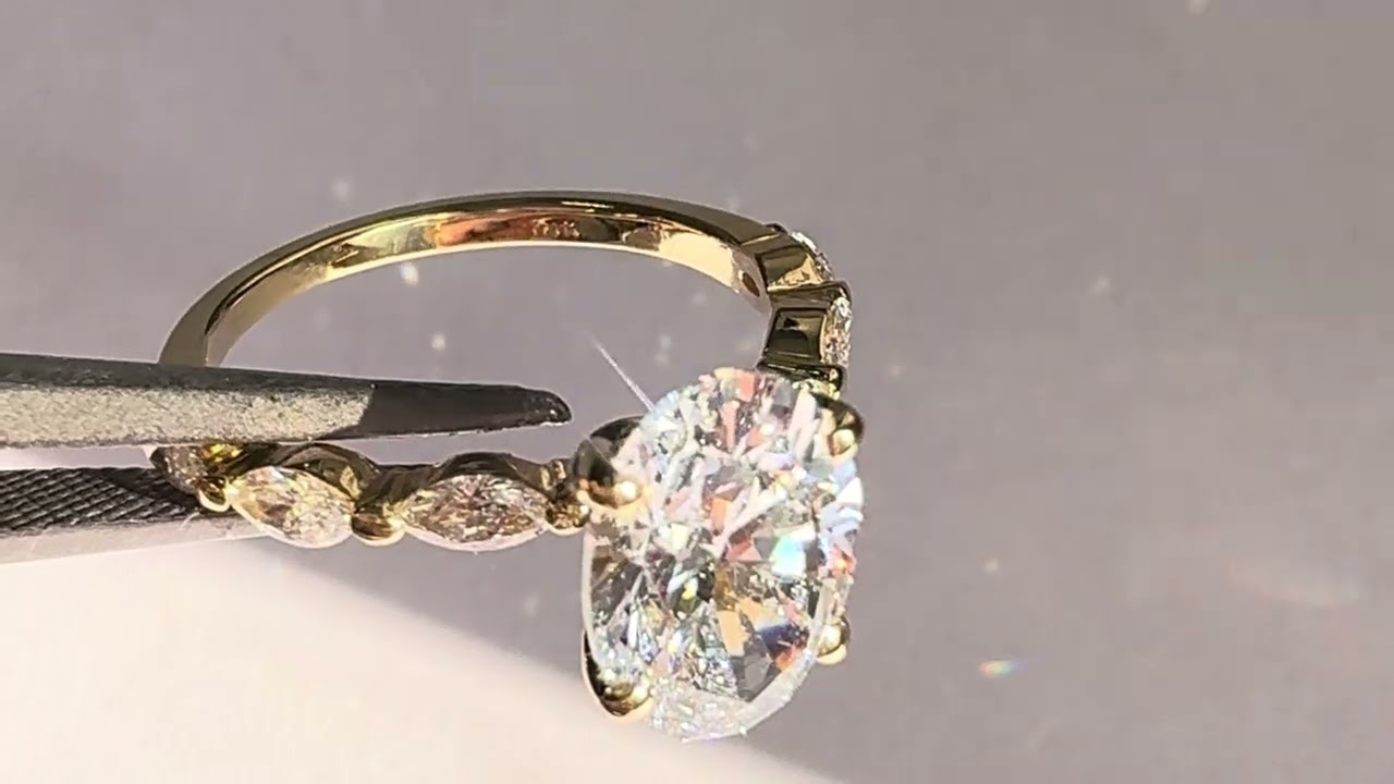 The Zoe Ring | Timeless Oval Elegance