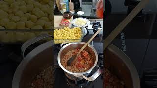 Nhoque de batata ao molho bolonhesa gratinado
