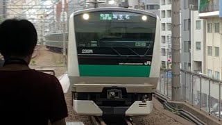 E233系110編成が到着するシーン