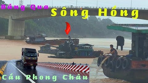 Ngỡ ngàng sà lan khủng trôi qua sông Hồng dưới cầu Phong Châu giữa cơn mưa tấp nập xe cộ