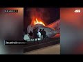 Jet privado se estrella en autopista y testigos corren a salvar vidas
